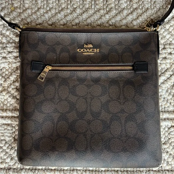 100% Authentic Coach Crossbody Bag - Picture 2 of 12